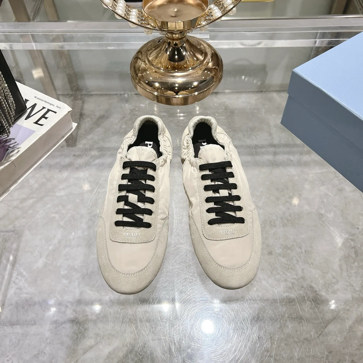 👟👟Ex-factory price 520👟👟Men's size +10 Couple style🎆Prada's new moral training shoes. The upper is suede with texture, and the inner sheepskin is wrapped. It is soft and waxy🎆The insole is thickened with lambskin. It is extremely comfortable to step on, has a sense of support, and feels well wrapped. The shoe shape is full of wrapping, light and easy to wear. A practical casual shoe that makes your legs appear taller! White is clean and refreshing, needed all year round, and can be easily worn with skirts and pants. Upper: imported suede/original molded fabric. Lining: sheepskin. Outsole: rubber outsole! Code number: 35-41 Color: burgundy blue brown green dark green yellow black red gray 9 colors available